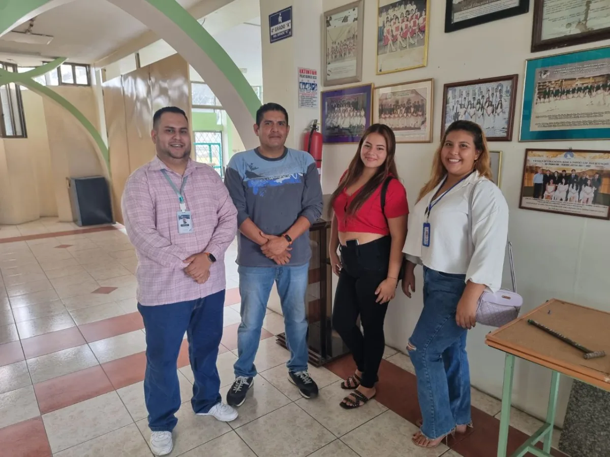 Equipo CodeKids en la institución educativa