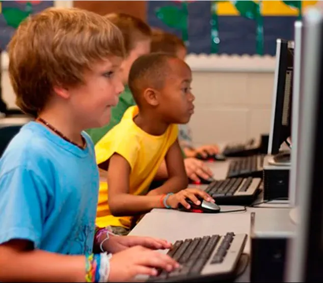 Niños programando en el laboratorio