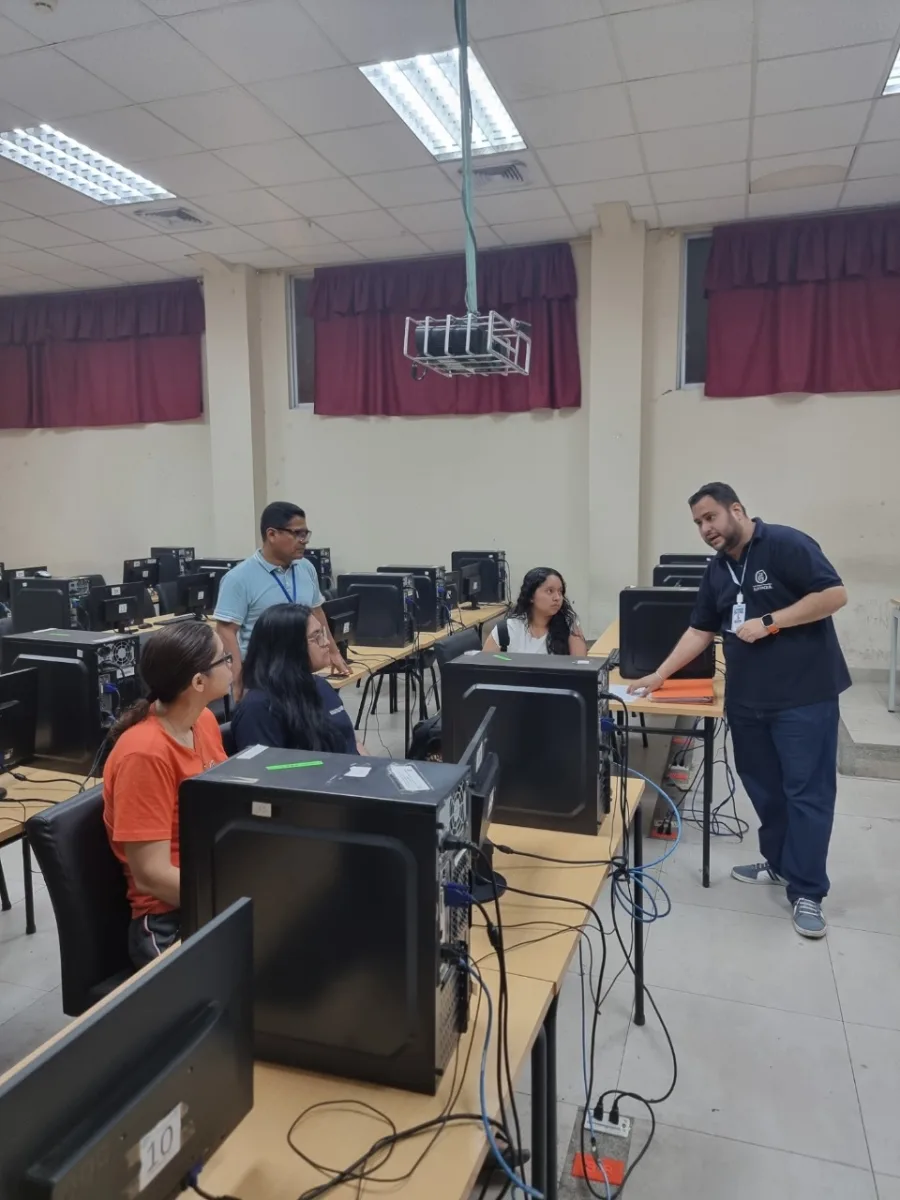 Taller de programación en el laboratorio del ISTG
